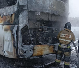 Возгорание автобуса на трассе под Новосибирском проверит прокуратура