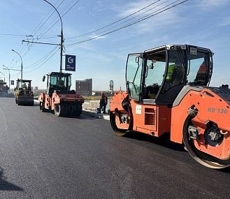 На проезжей части Димитровского моста закончили укладку асфальта