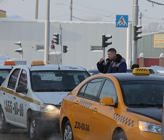 Новосибирских таксистов обязали дезинфицировать машины от коронавируса