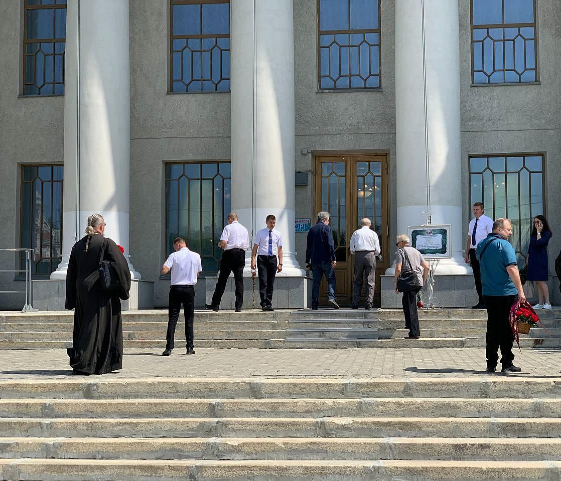 Новосибирцы пришли проститься с бывшим мэром Иваном Индинком