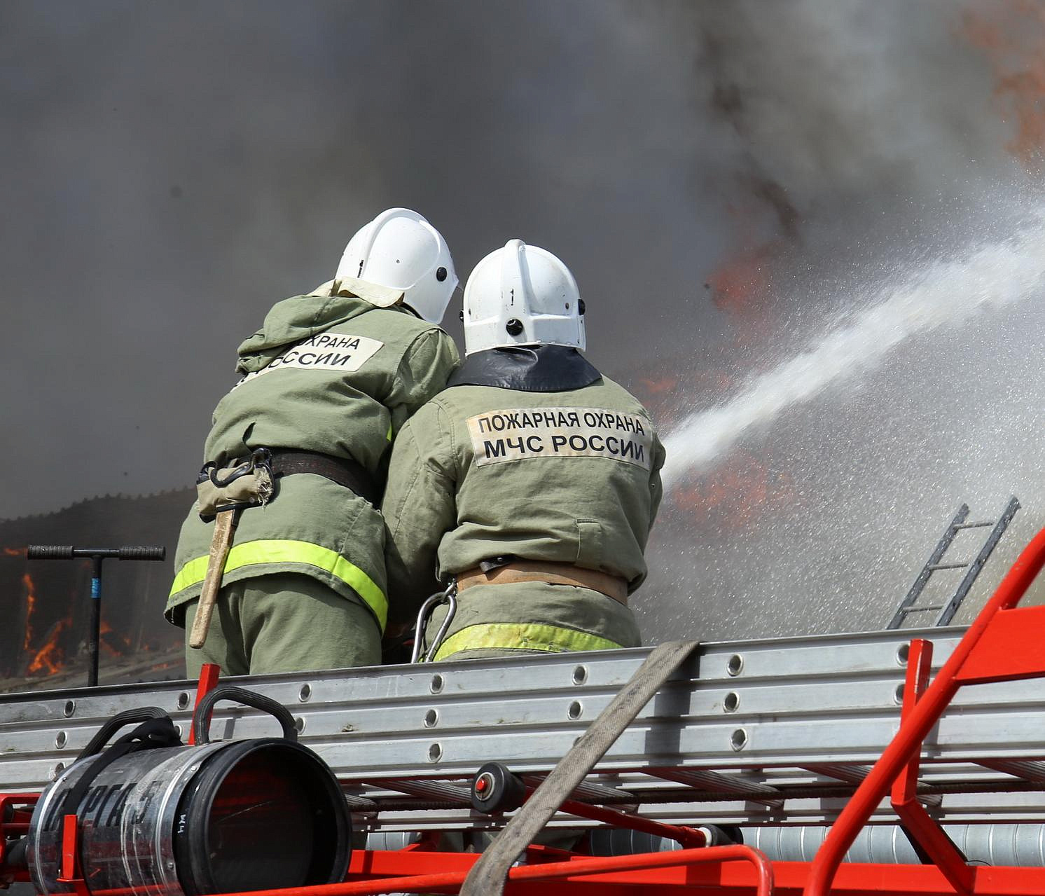 Крыша пятиэтажного дома загорелась в Новосибирске — жильцов эвакуировали