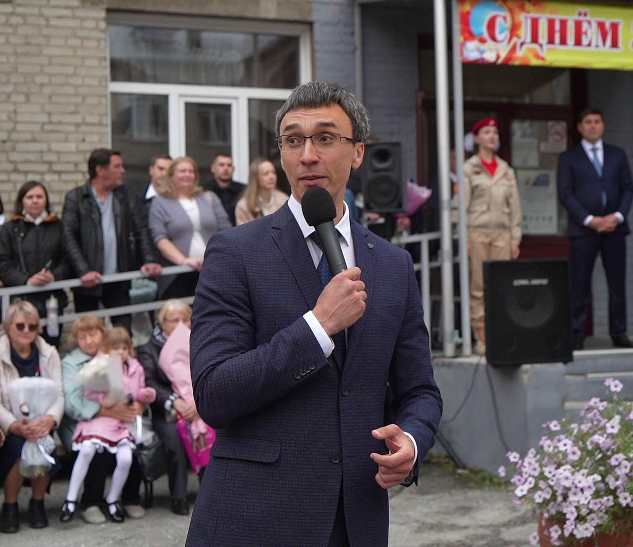 Вице-мэр Попантонопуло дал напутствия первоклашкам школы №168
