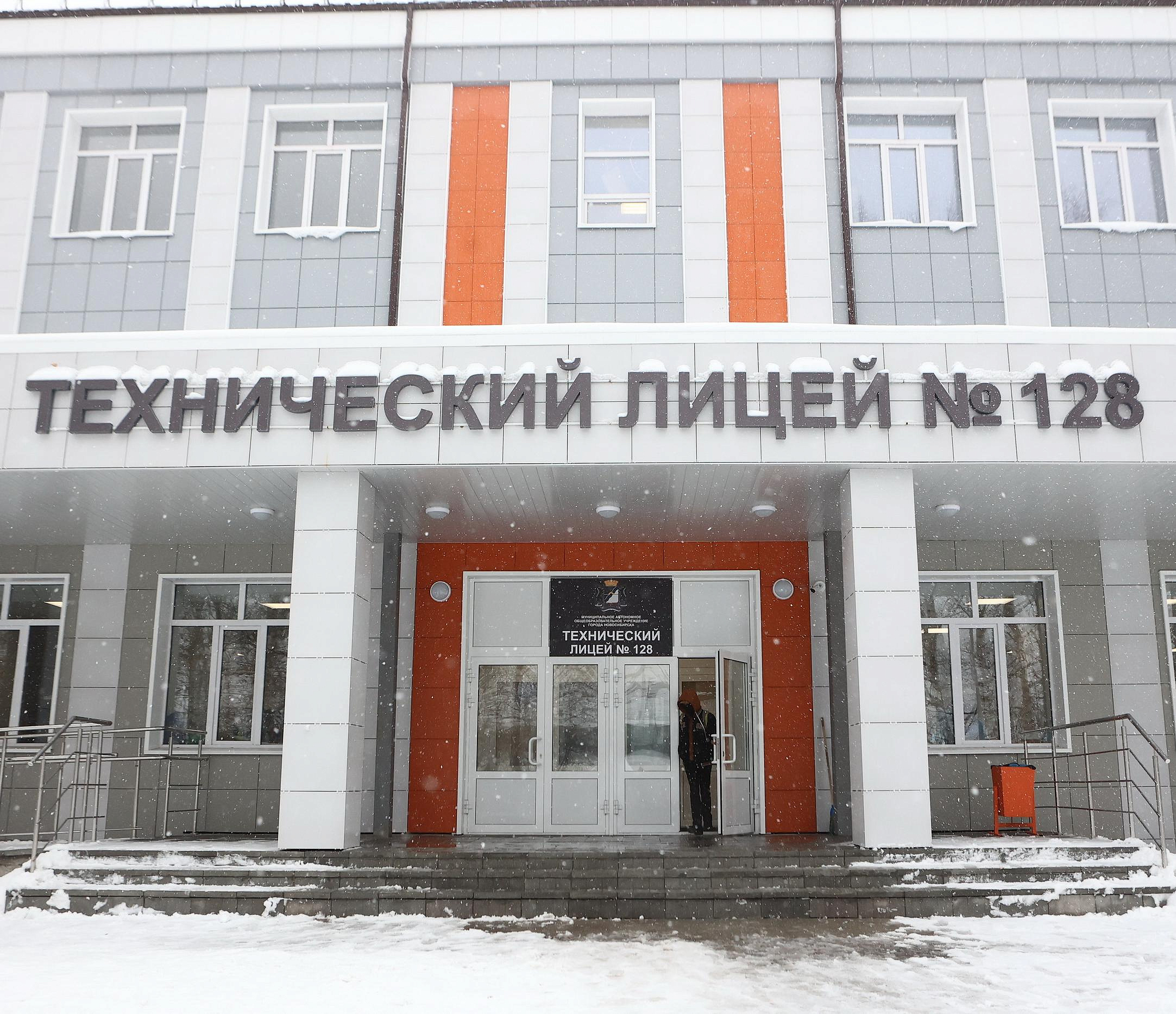 Как ремонтируют технический лицей в Первомайке — проверил мэр Кудрявцев