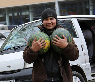 Узбекскую черешню и иранские арбузы начали продавать в Новосибирске