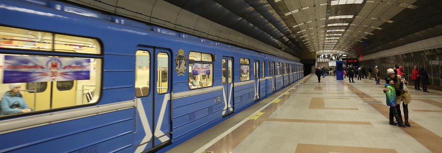 расписание метрополитена новосибирск. станции новосибирского метро. работа метро в новосибирске в новогоднюю ночь. метро новосибирск люди. новые поезда новосибирского метрополитена.