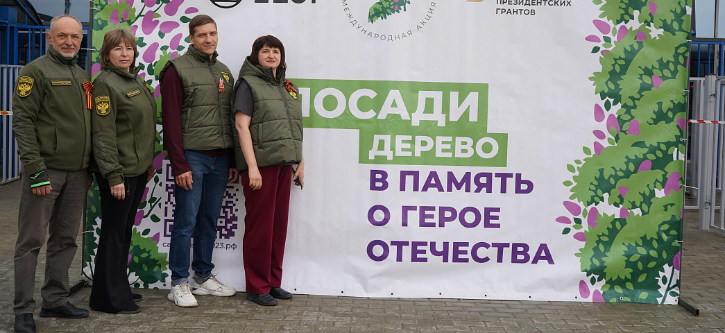 «Сад памяти» из 80 елей украсил территорию вокруг «Сибирь-Арены»