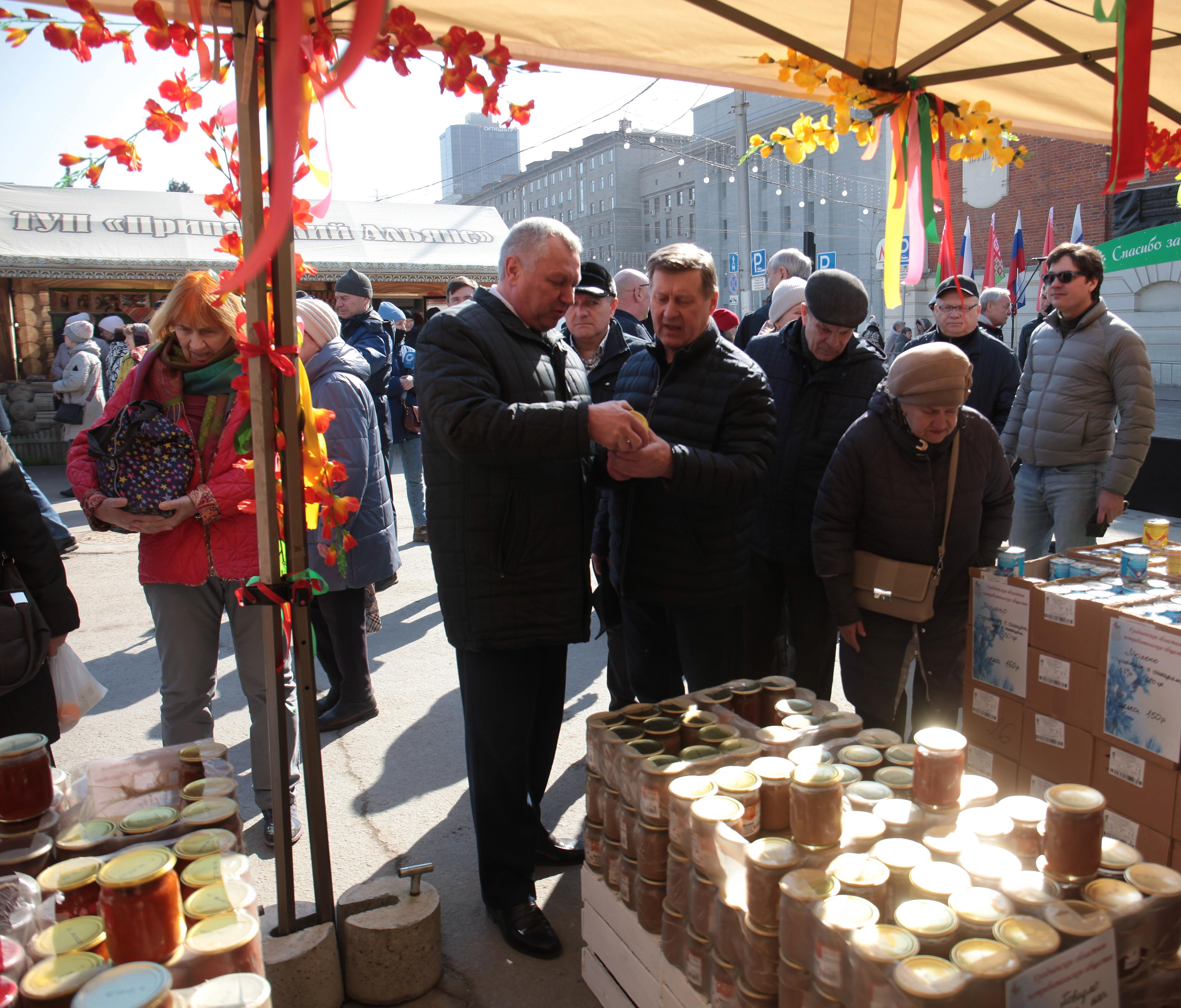 Участники белорусской ярмарки купили 12 тонн гречки в Новосибирске