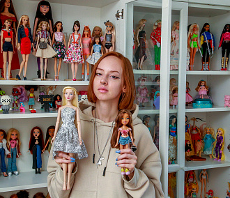 Сибирячка собирает у себя в шкафу кукол разных брендов
