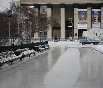 Каток у оперного театра в Новосибирске зальют в середине декабря