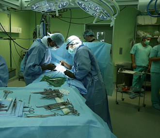 Новосибирские врачи остановили сердце маленькой девочки в ходе операции