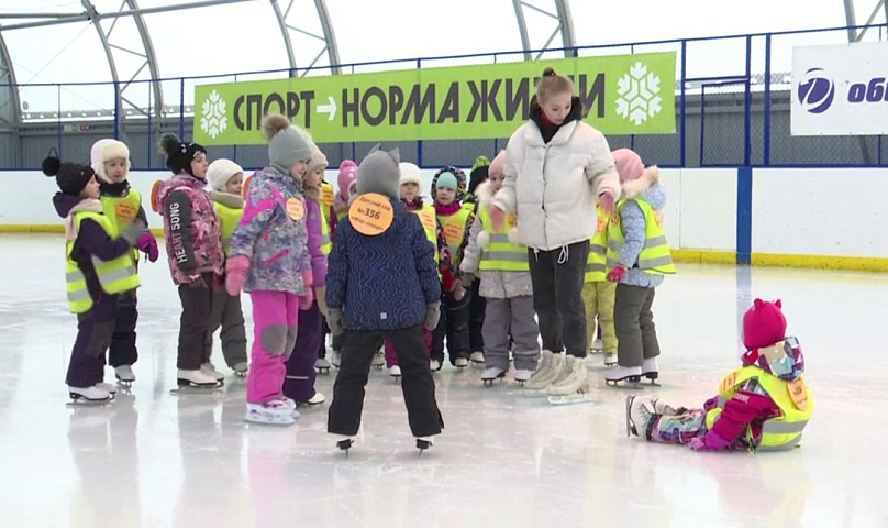 Малыши на льду: детсадовцев учат фигурному катанию в Новосибирске