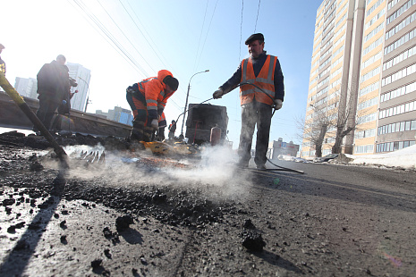 Губернатор поручил выделить деньги на ремонт дорог в Новосибирске