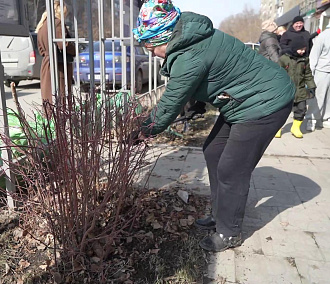 Череда весенних субботников стартовала с карманного парка на Колхидской