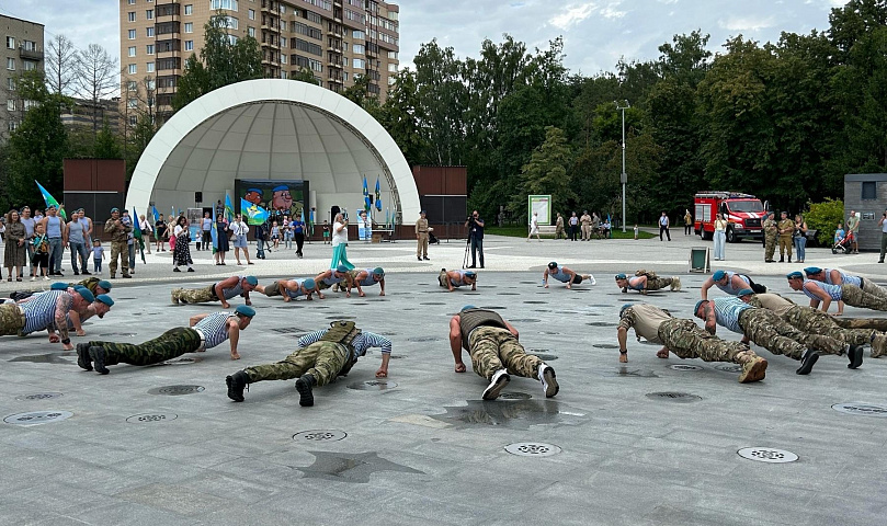 Новосибирские десантники отжались на кулаках в Центральном парке