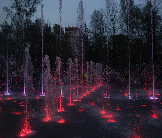 Сезон фонтанов открыли в Новосибирске: яркие кадры из Центрального парка