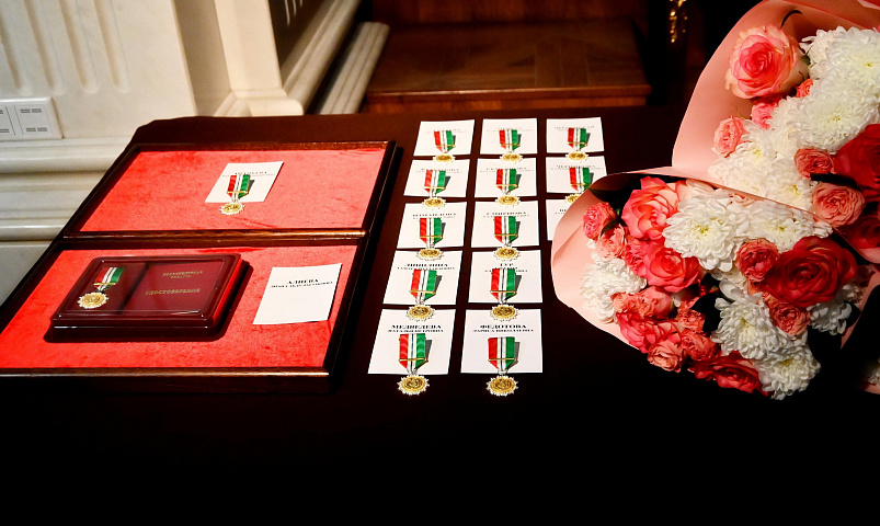 15 многодетных сибирячек получили знаки отличия «За материнскую доблесть»