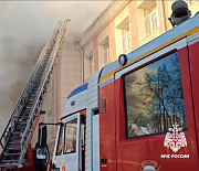670 человек эвакуировали из горящего колледжа в Новосибирске