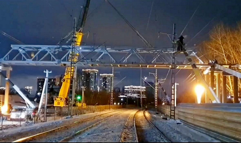 Мэр Кудрявцев показал установку 40-тонного пролёта пешеходного моста
