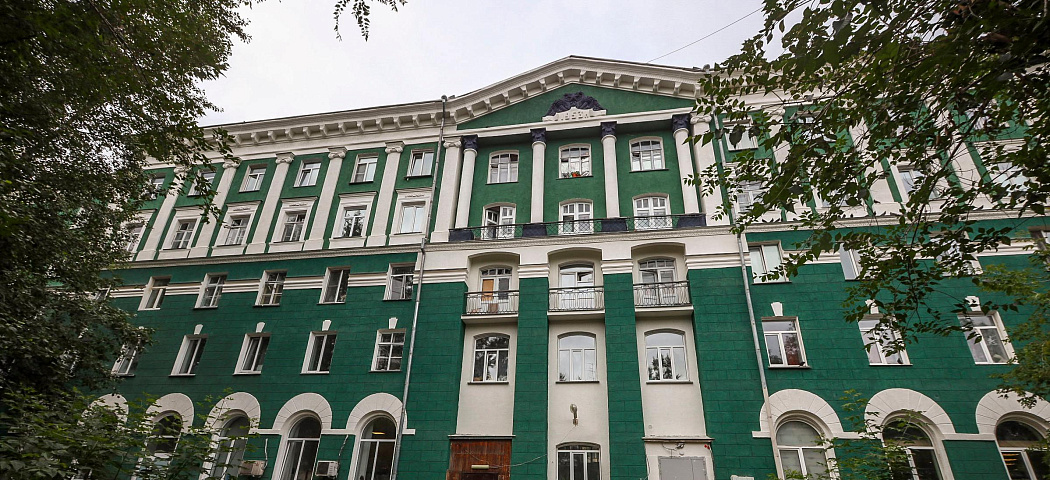 Эффектную сталинку с лепниной на Ватутина отремонтируют к осени