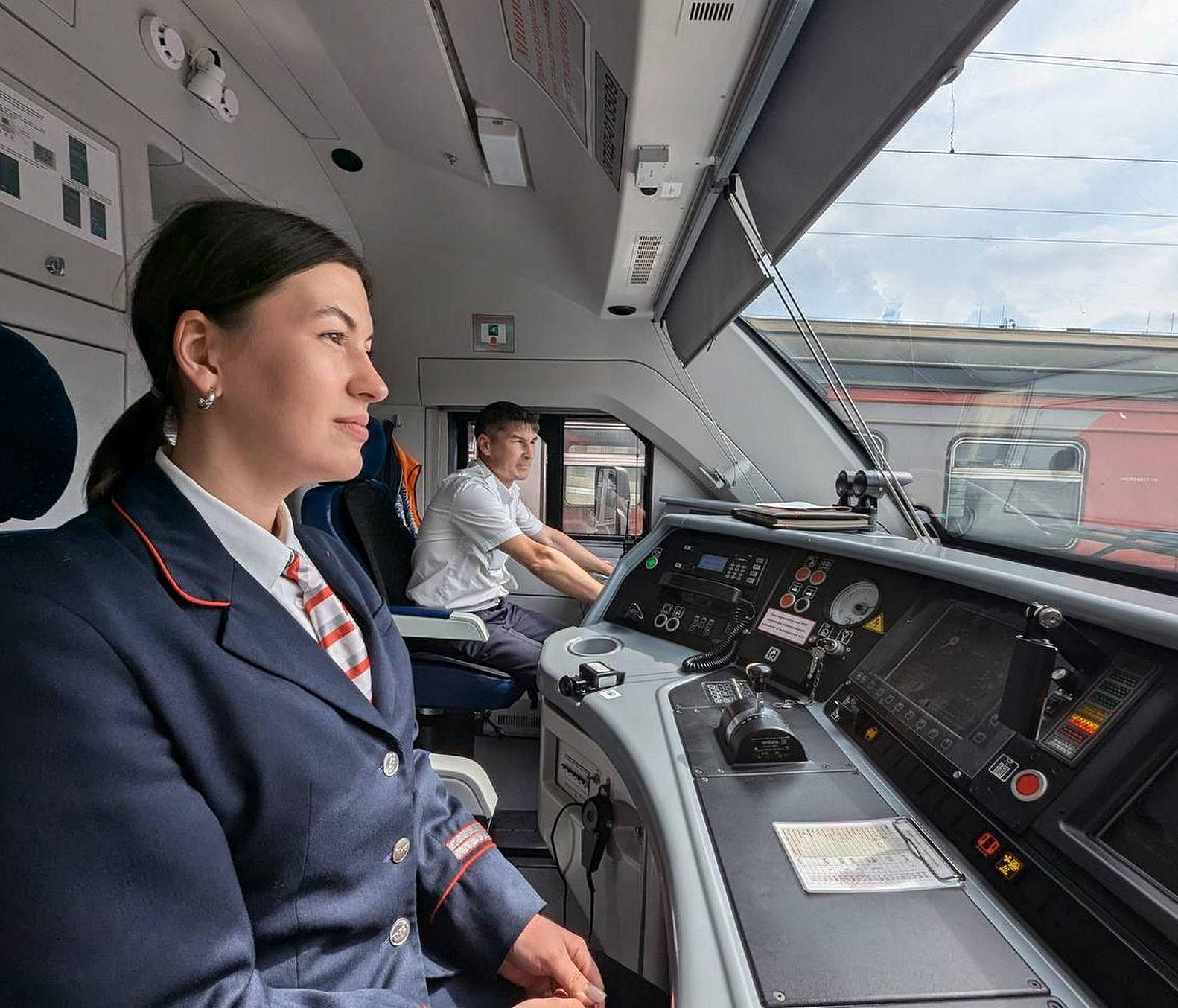 23-летняя девушка-машинист совершила первый рейс из Томска в Новосибирск