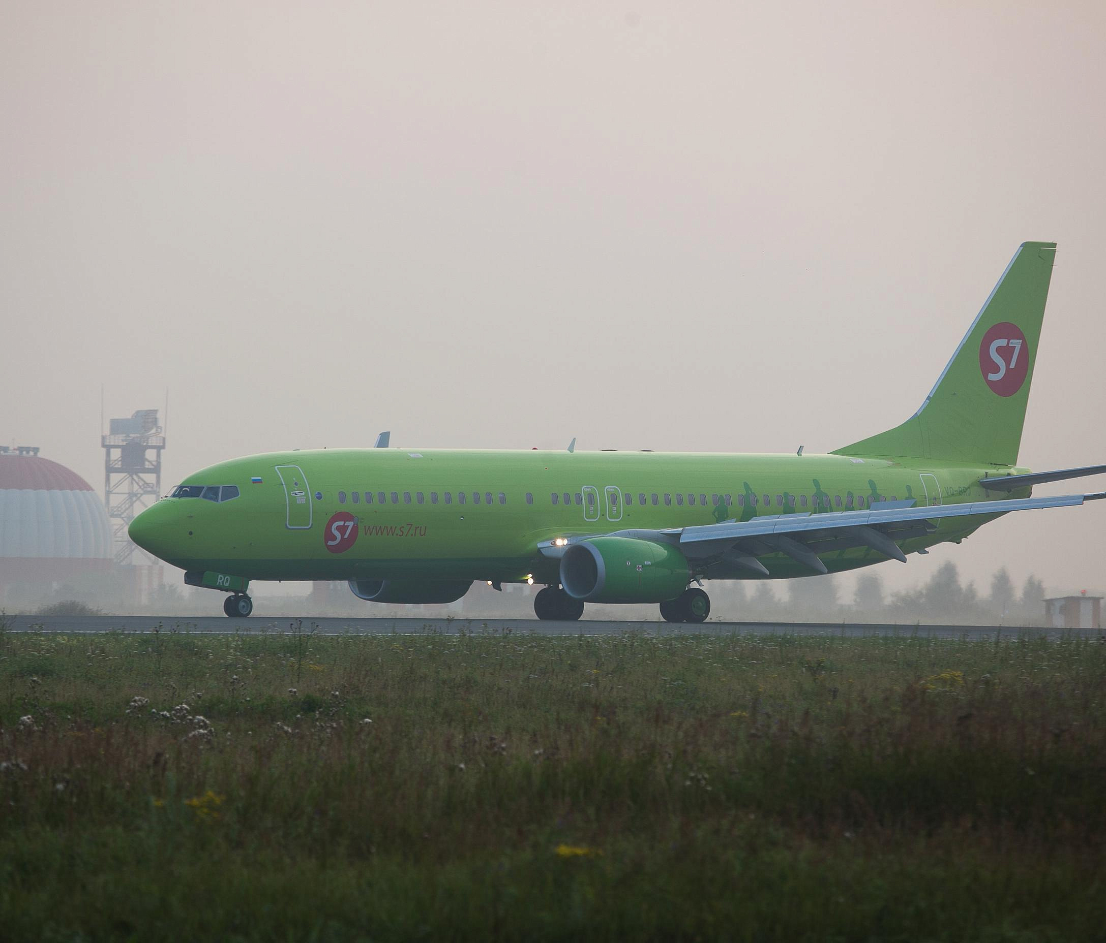 S7 Airlines разрешила стюардессам носить стильные кроссовки на борту