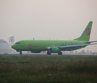 S7 Airlines разрешила стюардессам носить стильные кроссовки на борту