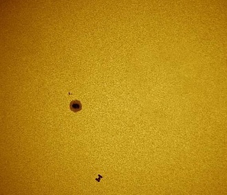 Новосибирский фотограф сумел снять пролёт МКС на фоне Солнца