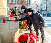 Мэр Кудрявцев возложил цветы к бюсту Александра Покрышкина