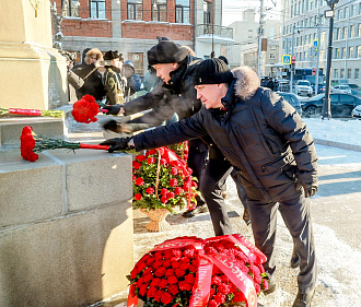 Мэр Кудрявцев возложил цветы к бюсту Александра Покрышкина