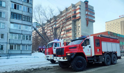 18 человек спасли из пожара в многоэтажке на Добролюбова