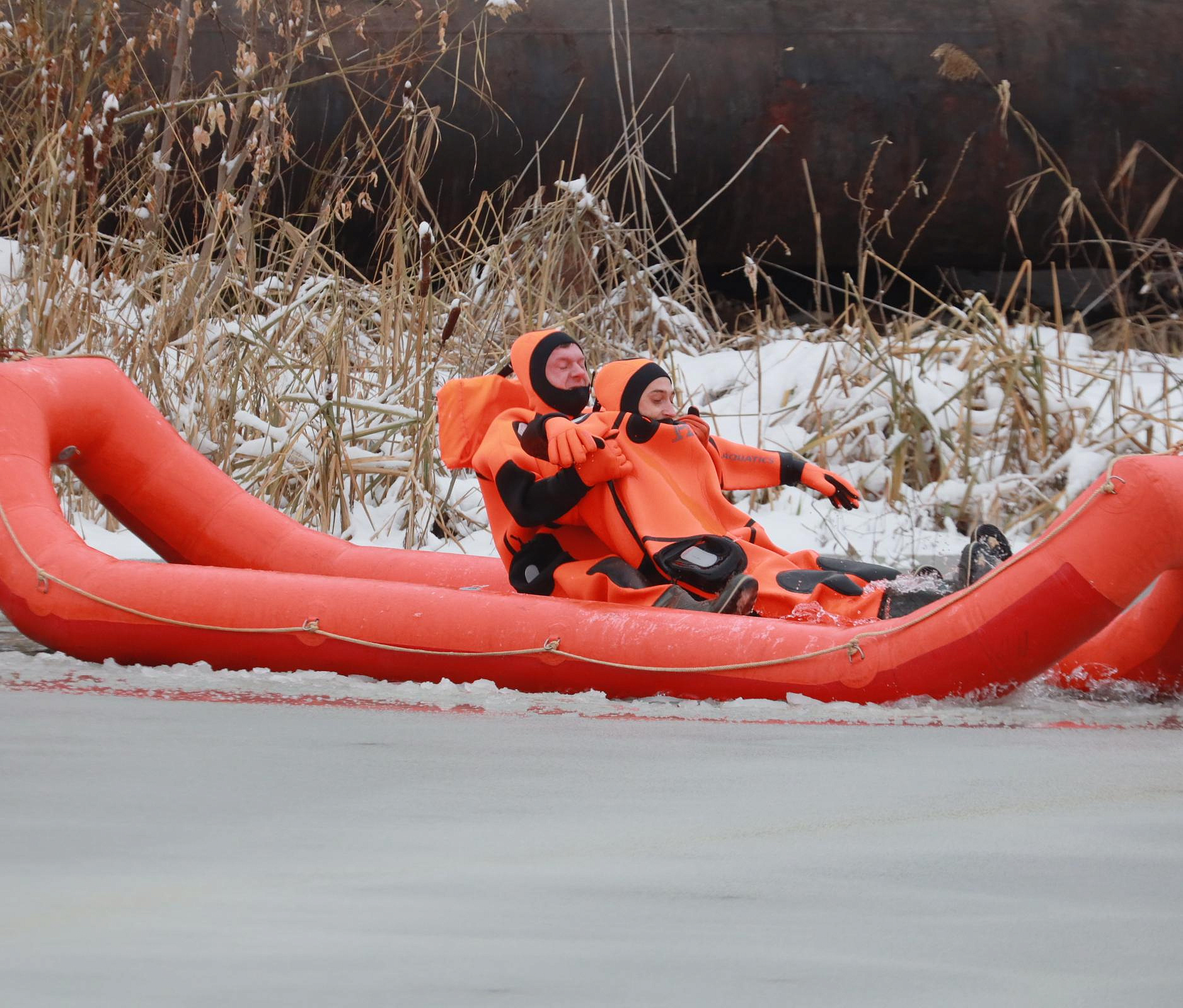 Спасение утопающих: МАСС провела тренировку на льду озера в Дзержинке