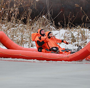 Спасение утопающих: МАСС провела тренировку на льду озера в Дзержинке