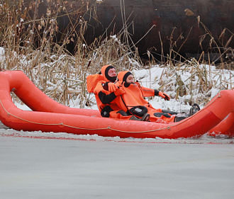Спасение утопающих: МАСС провела тренировку на льду озера в Дзержинке