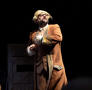 В двухсотлетний мрак мифа о Моцарте погрузили зрителей «Старого дома»