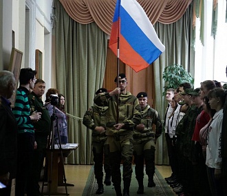 Сотню новосибирских студентов приняли в дружинники в Доме офицеров