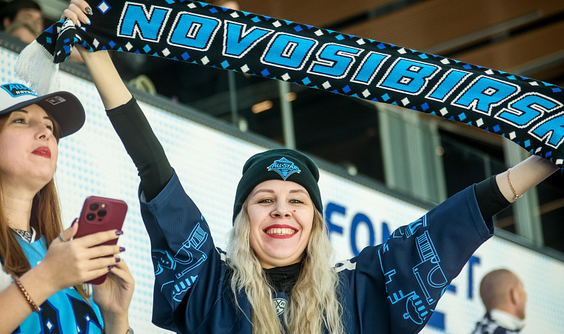 Болельщики массово закидают шапками лёд после матча «Сибири» с Шанхаем