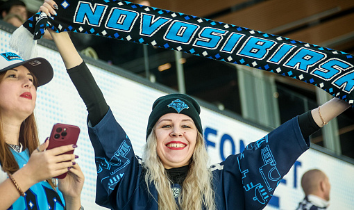 Болельщики массово закидают шапками лёд после матча «Сибири» с Шанхаем