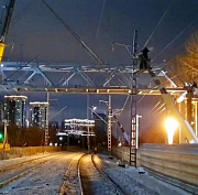 Мэр Кудрявцев показал установку 40-тонного пролёта пешеходного моста