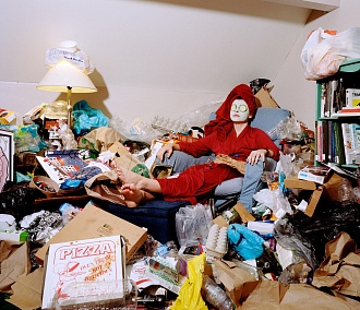 Женщина с синдромом Плюшкина накопила в своей квартире 4 самосвала мусора