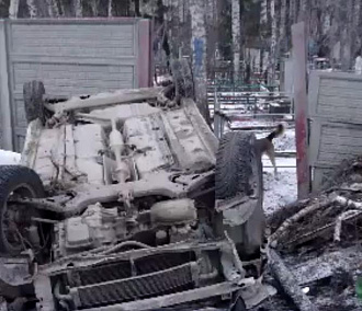 «Тойота» снесла кладбищенский забор на ГБШ в Новосибирске