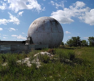 Огромный бетонный шар стоит за левобережной свалкой: что в нём?