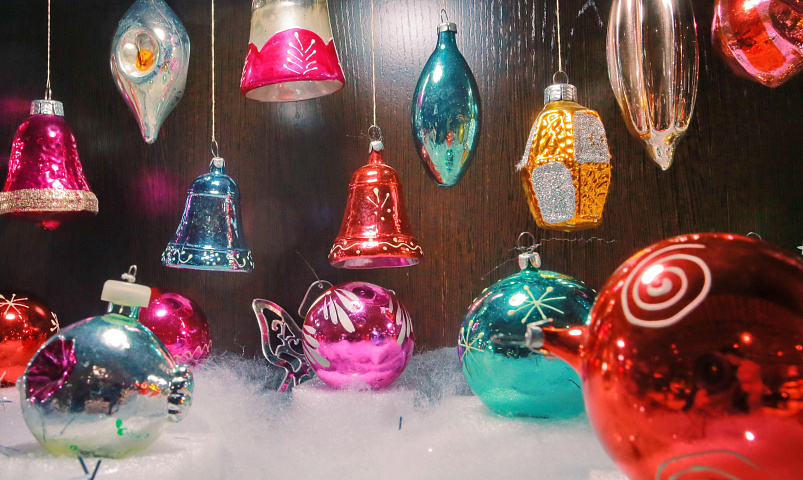 Новосибирцев попросили поделиться с музеем ёлочными игрушками из СССР