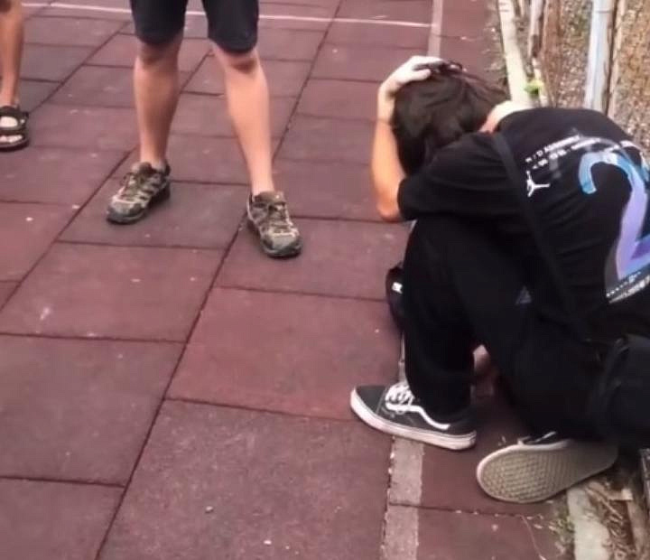 В Новосибирске следователи ищут парня, ударившего подростка ногой