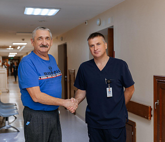 Хирурги центра Мешалкина удалили из груди пациента опухоль весом 4 кг