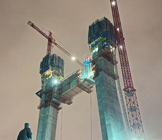 Перемычку весом 160 тонн подняли на пилон нового моста в Новосибирске