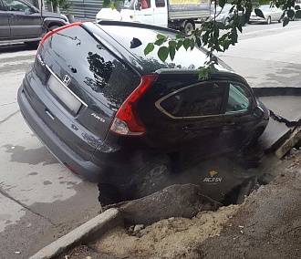 «Древние сети»: асфальт провалился под автомобилем в центре Новосибирска 