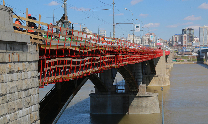 В мае Октябрьский мост покрасят и защитят от коррозии