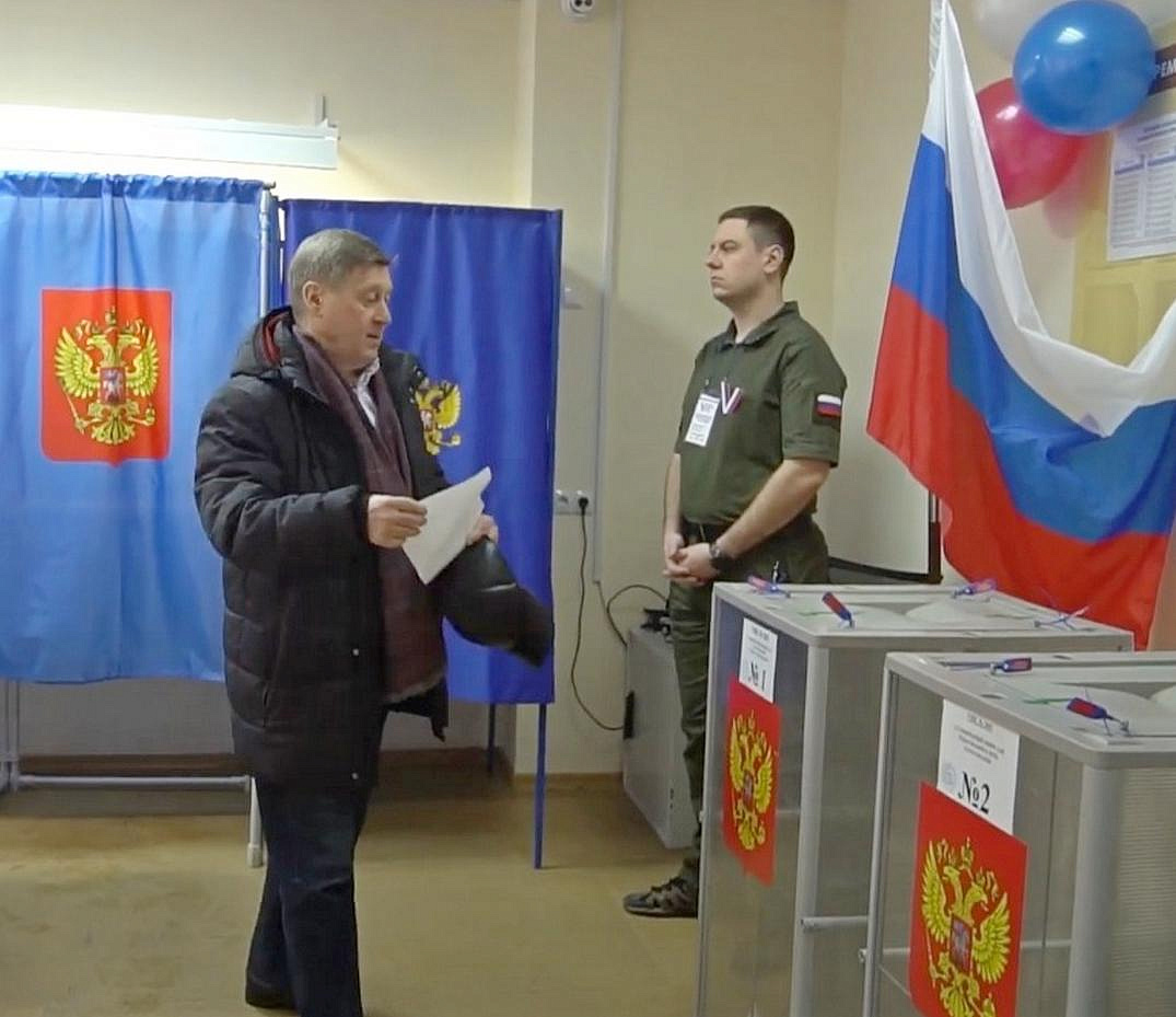 Экс-мэр Новосибирска Анатолий Локоть проголосовал на выборах президента