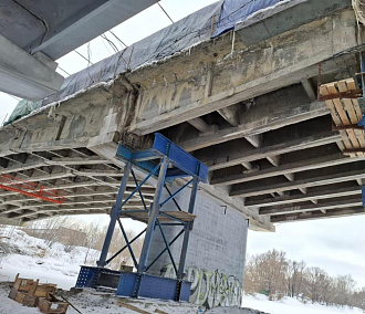 Крылья железобетонного моста-птицы укрепили на Бердском шоссе