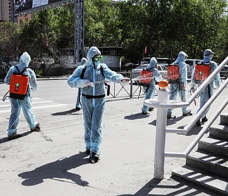 Новосибирские студенты в противочумных костюмах борются с коронавирусом
